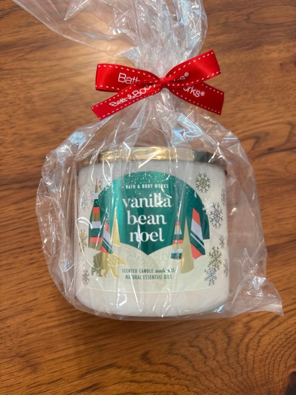 NWT Bath & Body Works Vanilla Bean Noel Scented Candle, gift wrapped